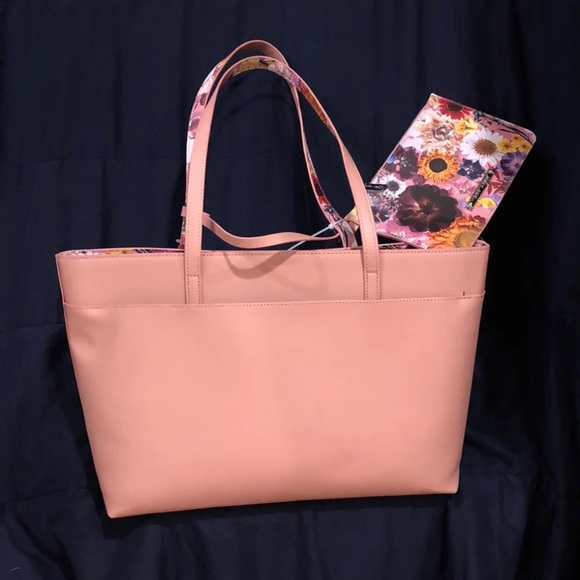 Betsey Johnson Tote 19 X 11 Pink. - Picture 3 of 5